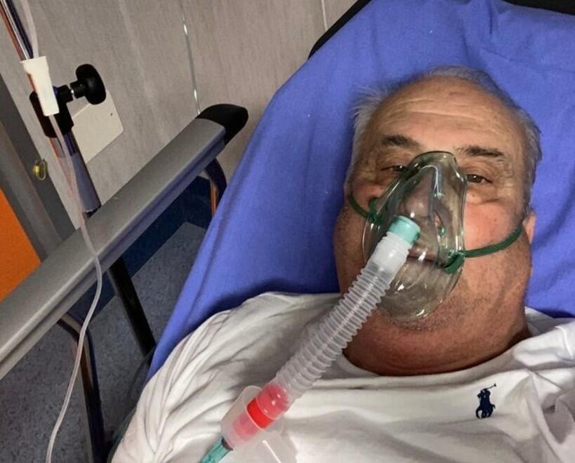 Giorgio Sette al pronto soccorso in una immagine inviata dalla moglie