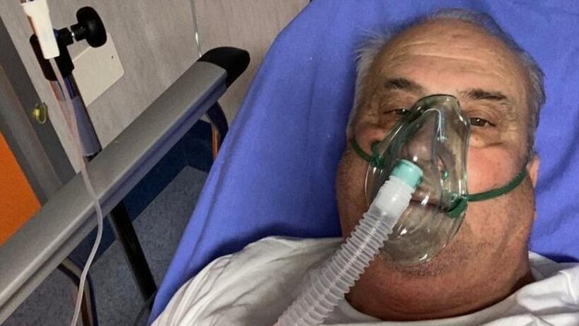 Giorgio Sette al pronto soccorso in una immagine inviata dalla moglie