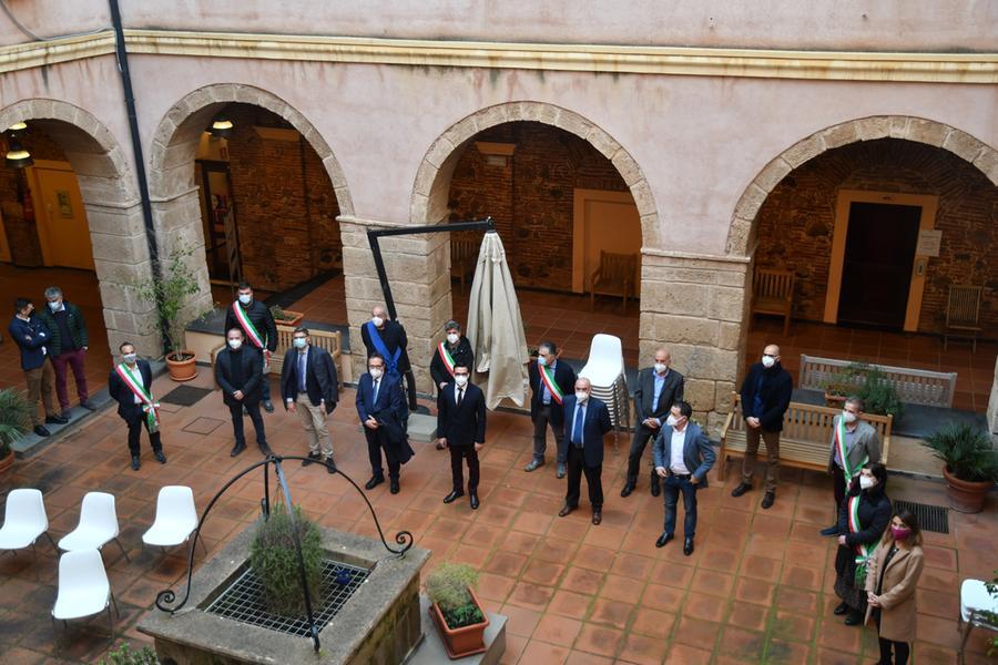 
	I sindaci nel chiostro del Consorzio Uno a Oristano

