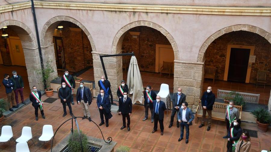 I sindaci nel chiostro del Consorzio Uno a Oristano