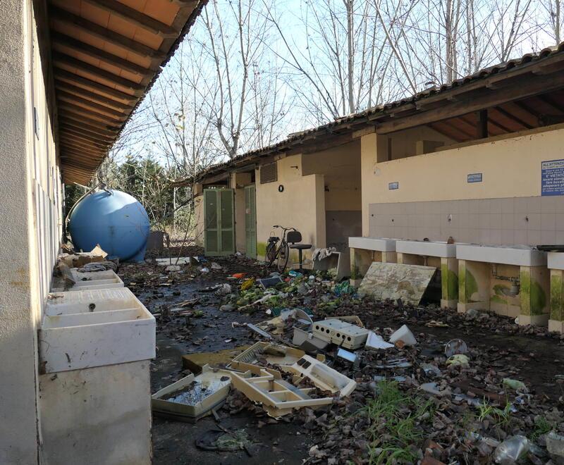 Trovato morto a 48 anni, la tragedia tra quintali di rifiuti nell’ex camping abbandonato