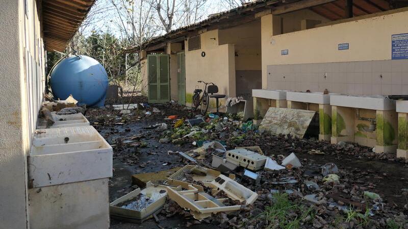 Trovato morto a 48 anni, la tragedia tra quintali di rifiuti nell’ex camping abbandonato
