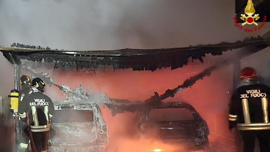 Due auto incendiate nella notte a Cavazzoli