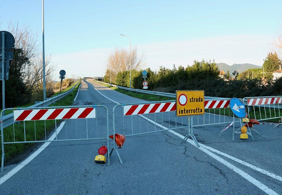 Le transenne sistemate ieri mattina al cavalcavia di via Maggiore di Oratoio dopo il sopralluogo dei vigili del fuoco (foto Muzzi)