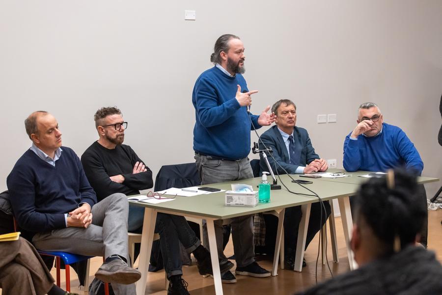 Ferrara, cittadini al sindaco: «Togliete il cordolo della ciclabile, più luce nel sottopasso»