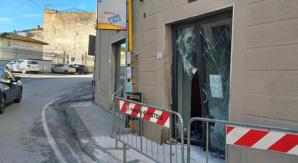 Pistoia, si schiantano con l’auto appena rubata contro la vetrata dell’ex tabaccheria