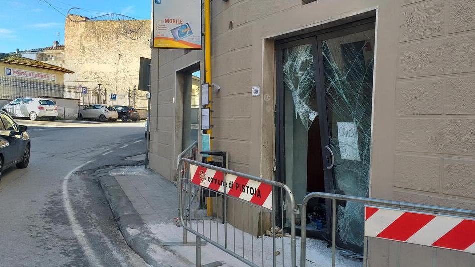 Pistoia, si schiantano con l’auto appena rubata contro la vetrata dell’ex tabaccheria