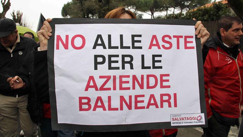 Niente proroga per i bagni all’asta: «Presto la soluzione vera». L'attesa in Versilia