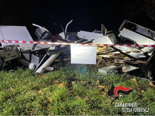 Roselle. Bruciano rifiuti speciali, due denunciati