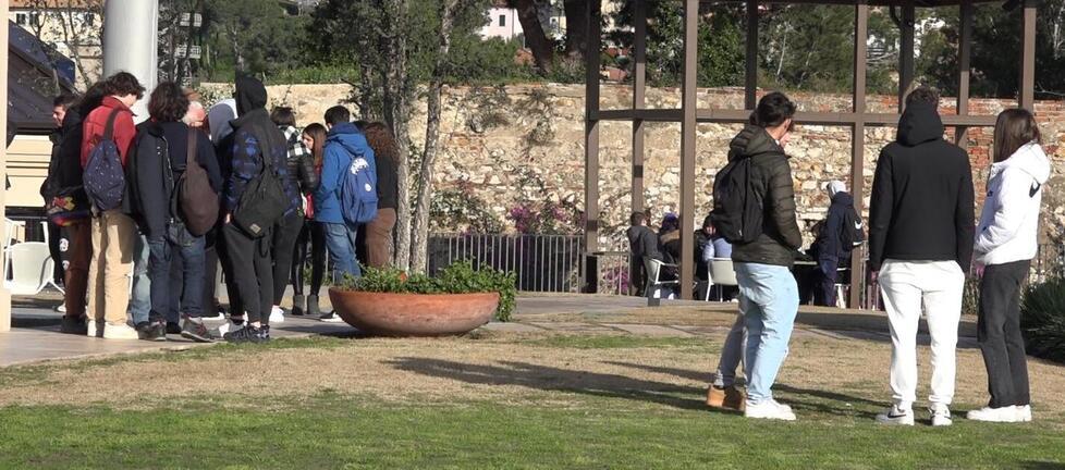 Portoferraio, termosifoni spenti e freddo in aula: la preside manda a casa 1.200 alunni