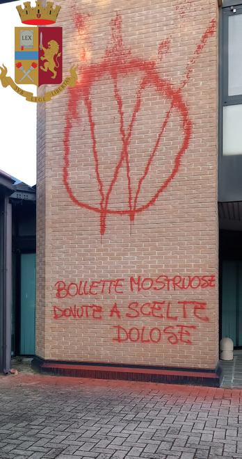 Insegnante, casalinga, dipendente pubblico: ecco i No Vax che hanno imbrattato la città