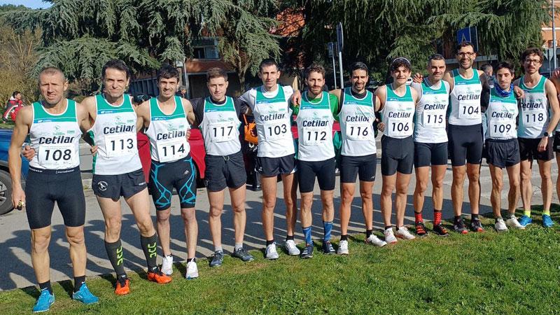 Un gruppo di podisti iscritti alla corsa di Sinalunga in rappresentanza del Gp Parco Alpi Apuane
