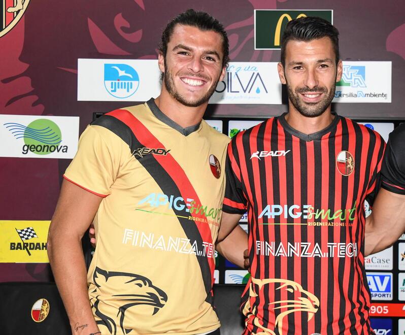 A sinistra Rosario Maddaloni, il difensore rossonero che ha lasciato la Lucchese per giocare nell’Imolese a destra Davide Di Quinzio, 35 anni, la mezzala che rientra in squadra pronto a giocare in cabina di regia