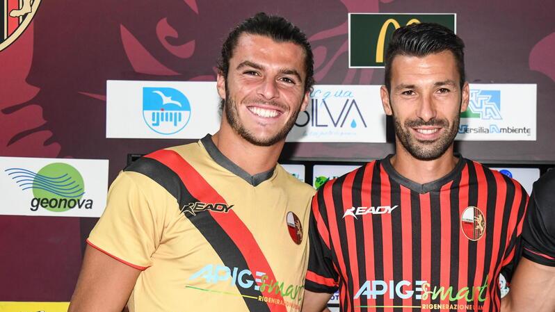 A sinistra Rosario Maddaloni, il difensore rossonero che ha lasciato la Lucchese per giocare nell’Imolese a destra Davide Di Quinzio, 35 anni, la mezzala che rientra in squadra pronto a giocare in cabina di regia