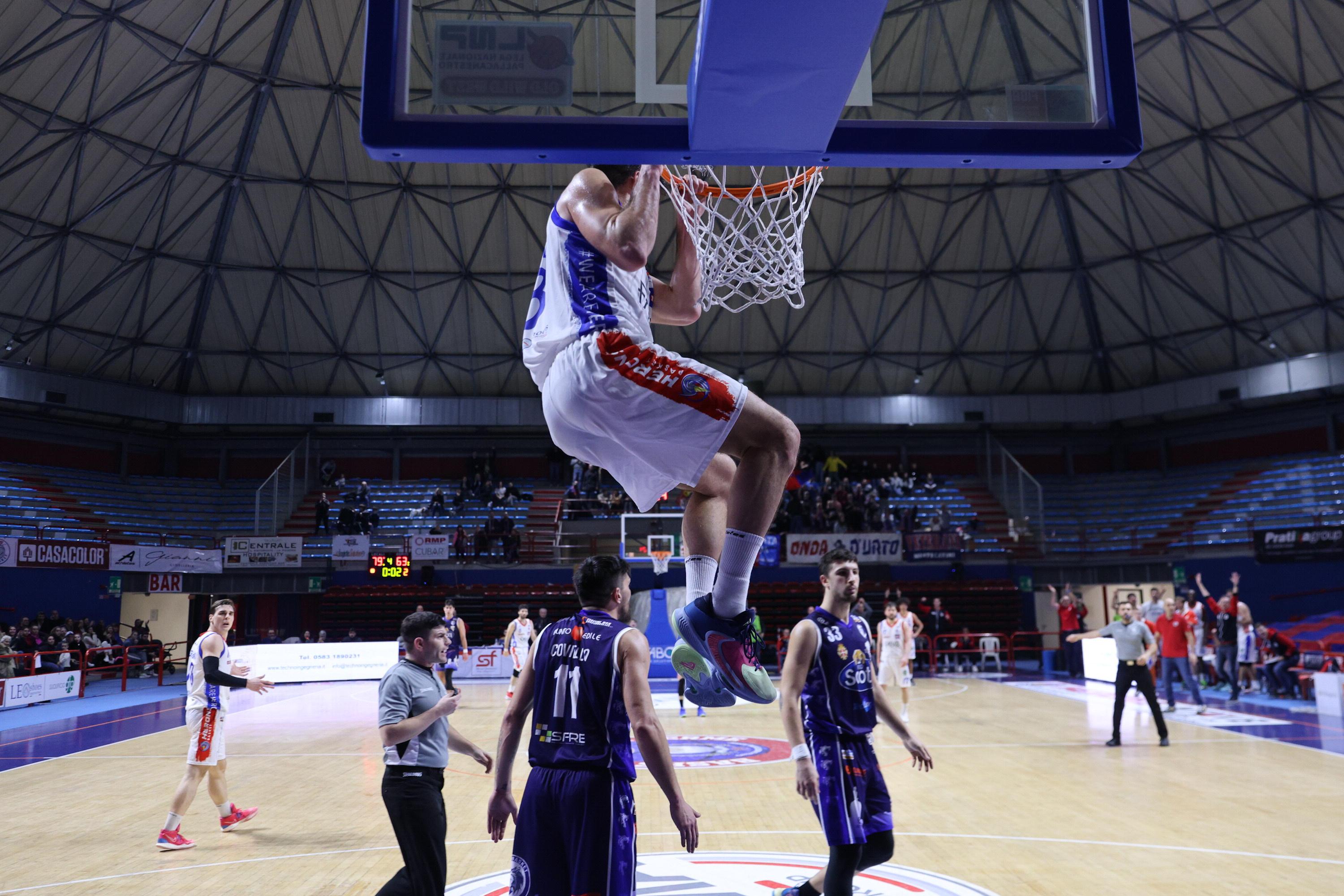 La schiacciata con cui il capitano della Fabo Nicola Natali ha sancito la vittoria casalinga contro Pavia, la penultima prima di quella ottenuta ad Alba