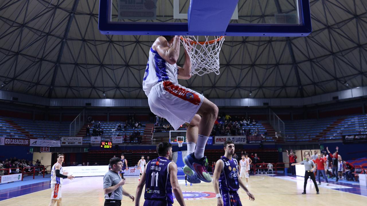 La schiacciata con cui il capitano della Fabo Nicola Natali ha sancito la vittoria casalinga contro Pavia, la penultima prima di quella ottenuta ad Alba