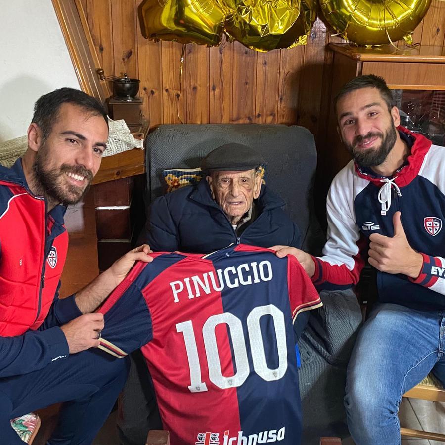 Pavoletti e Mancosu regalano la maglia del Cagliari a un centenario super tifoso rossoblù