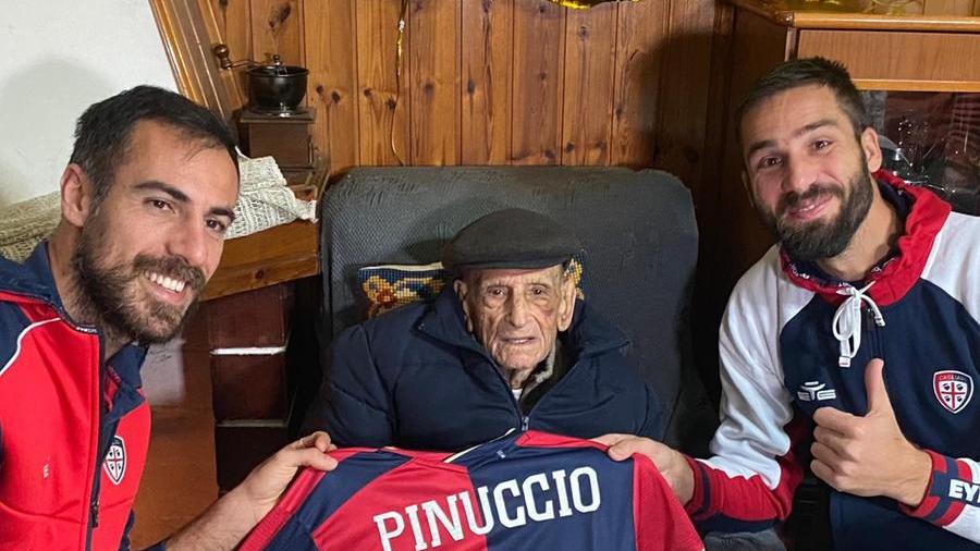 Pavoletti e Mancosu regalano la maglia del Cagliari a un centenario super tifoso rossoblù