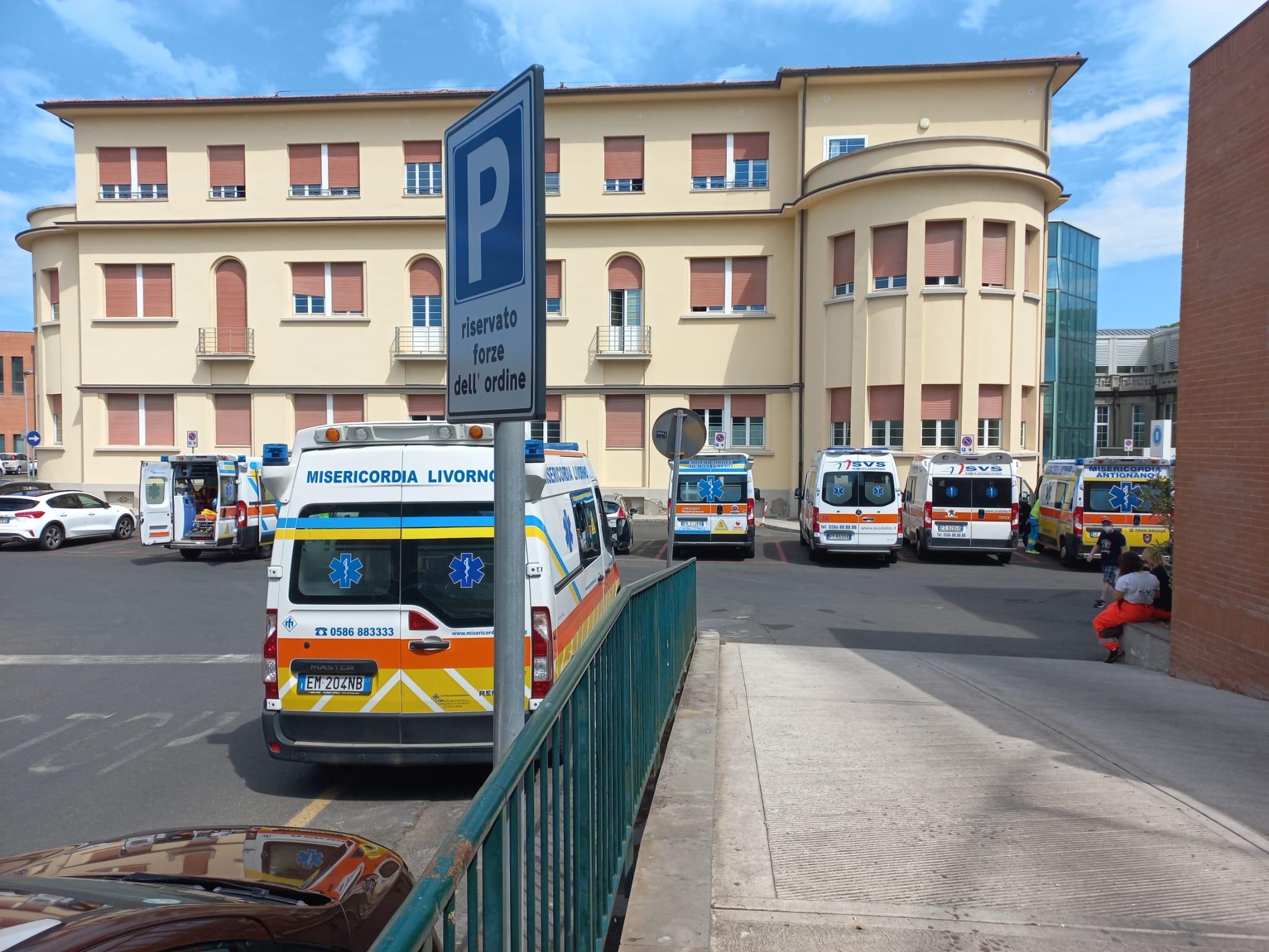 Ambulanze fuori dal pronto soccorso labronico (foto d'archivio)