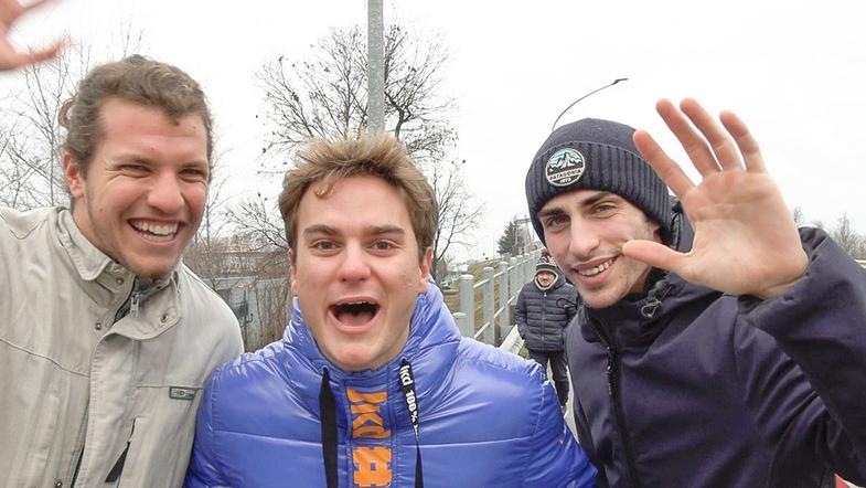 Fiorano Il cavalcavia della passione Fin dal mattino per la Ferrari