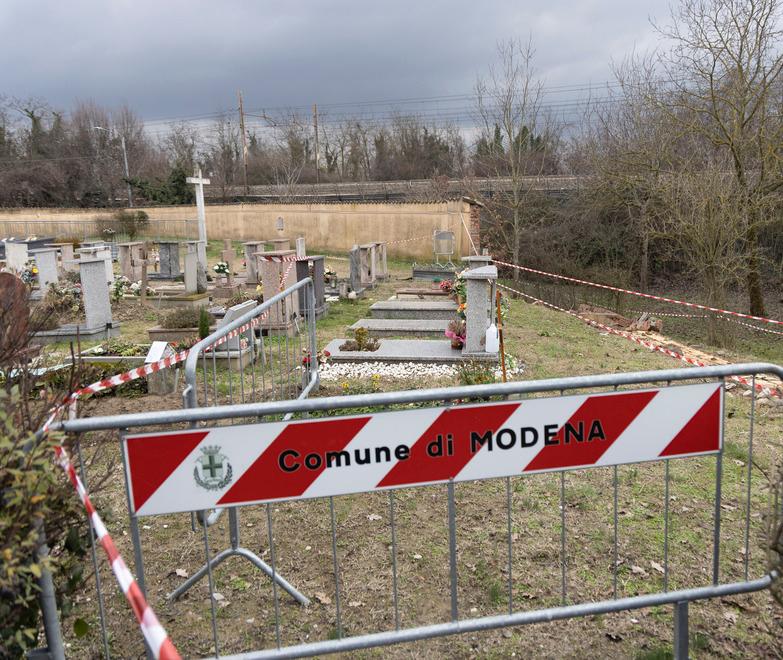 Marzaglia, crolla muro del cimitero A rischio altre parti della recinzione