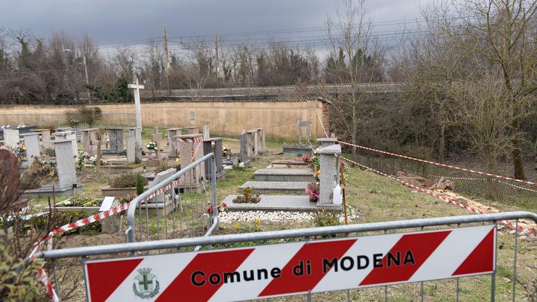 Marzaglia, crolla muro del cimitero A rischio altre parti della recinzione