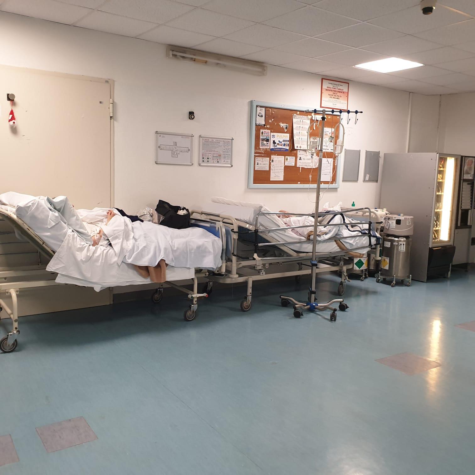 Nuoro, la Geriatria è al collasso: malati ricoverati nella hall 