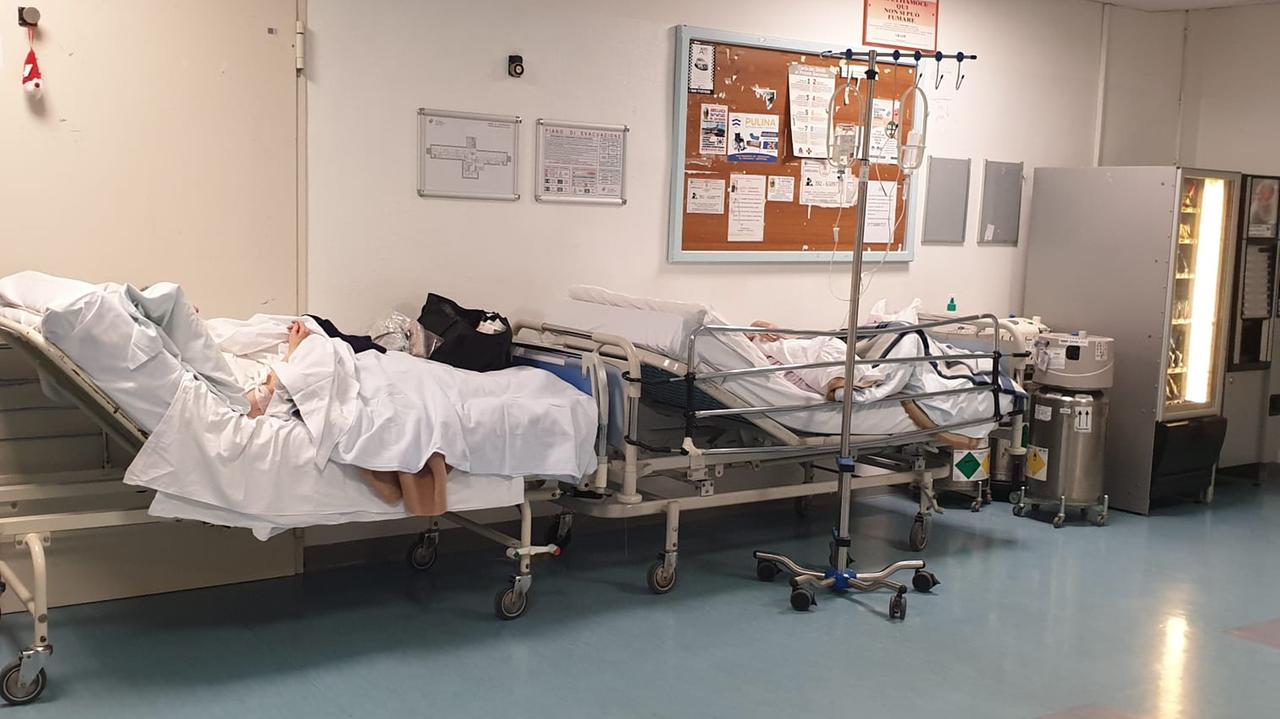 Nuoro, la Geriatria è al collasso: malati ricoverati nella hall