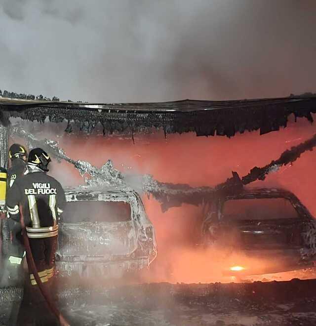 Auto incendiate, paura a Cavazzoli, famiglie evacuate in piena notte 