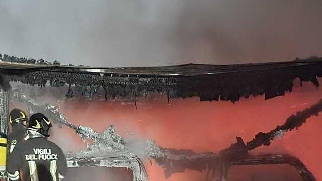 Auto incendiate, paura a Cavazzoli, famiglie evacuate in piena notte