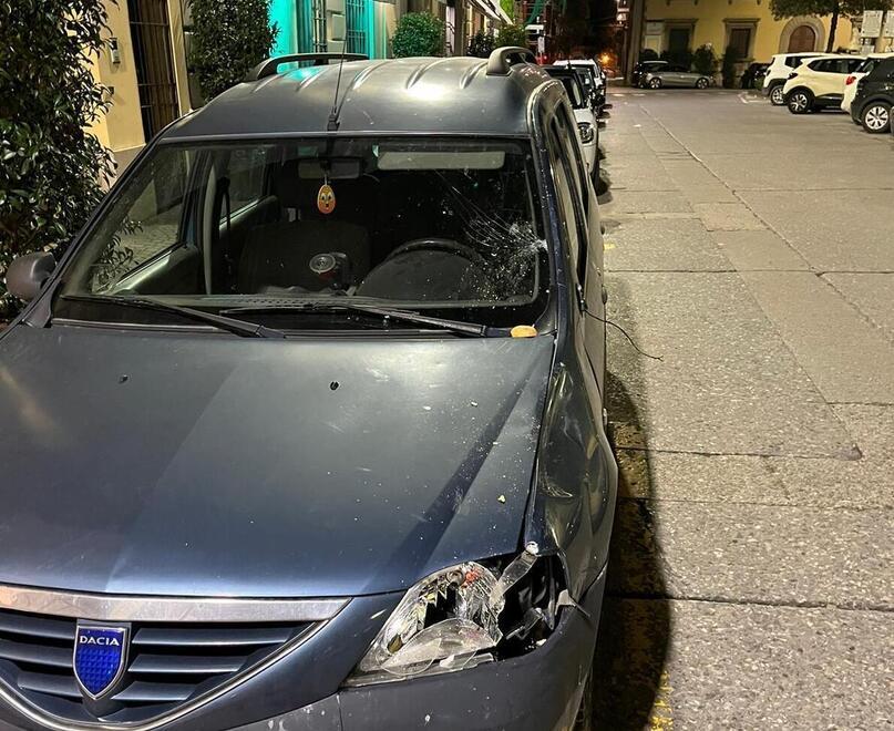 Pontedera, travolge con l'auto un ciclista in centro e scappa: bloccato sul Piazzone. Il malcapitato è grave