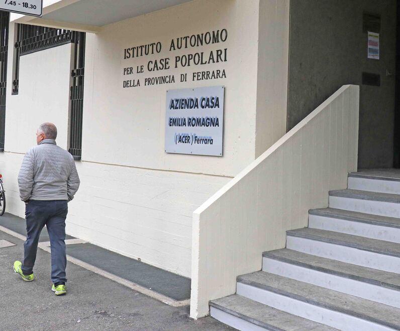Ferrara, sfrattati per morosità: «Scelta tra affitto e cibo»