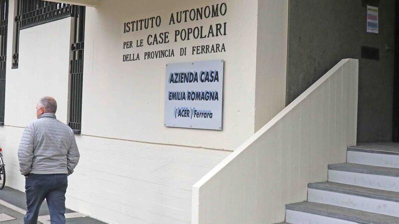 Ferrara, sfrattati per morosità: «Scelta tra affitto e cibo»