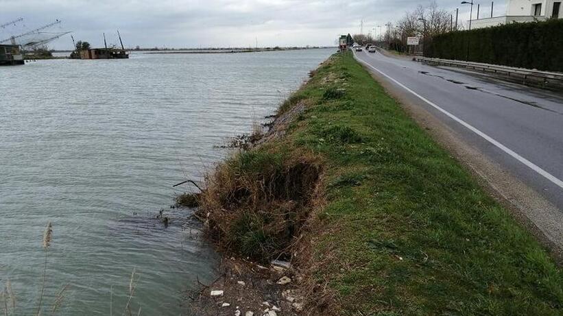 Porto Garibaldi, frana sul canale navigabile