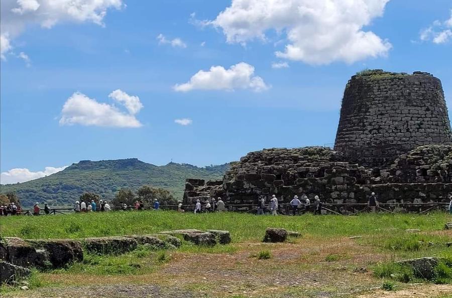 
	Turisti in visita al nuraghe Santu Antine


