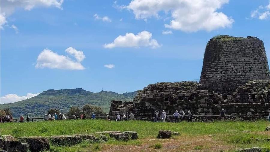 Turisti in visita al nuraghe Santu Antine