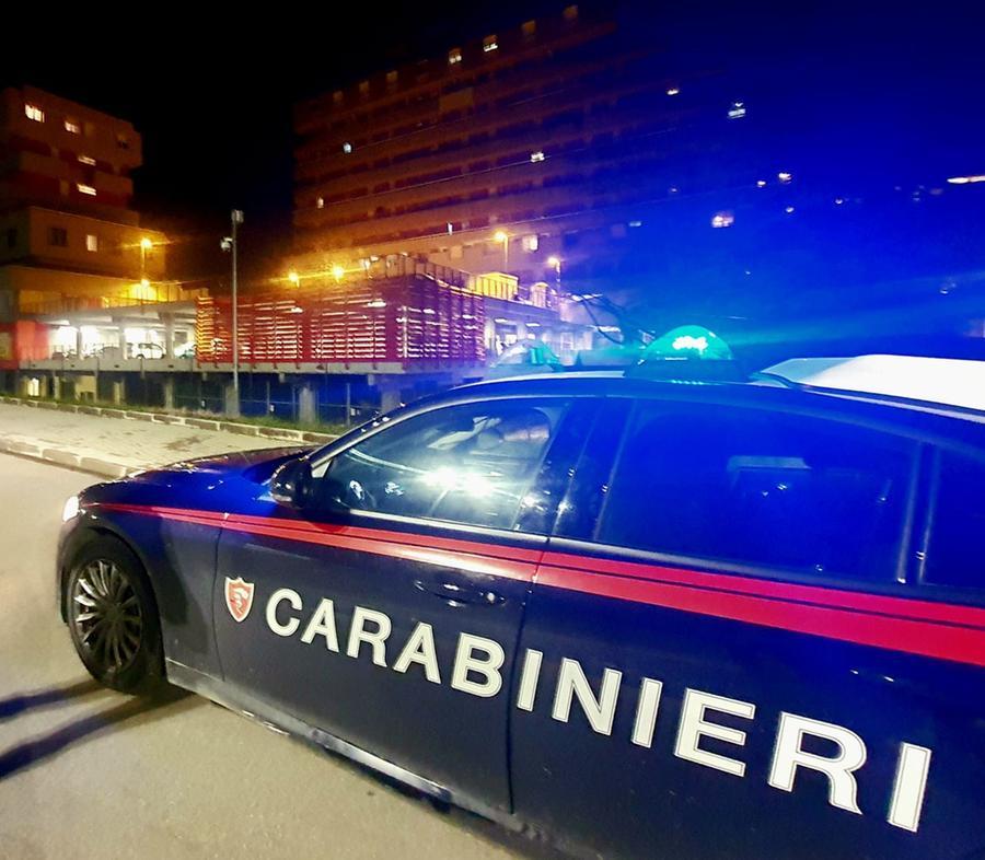 Modena, controlli dei carabinieri in via Attiraglio: trovati e restituiti telefonini rubati