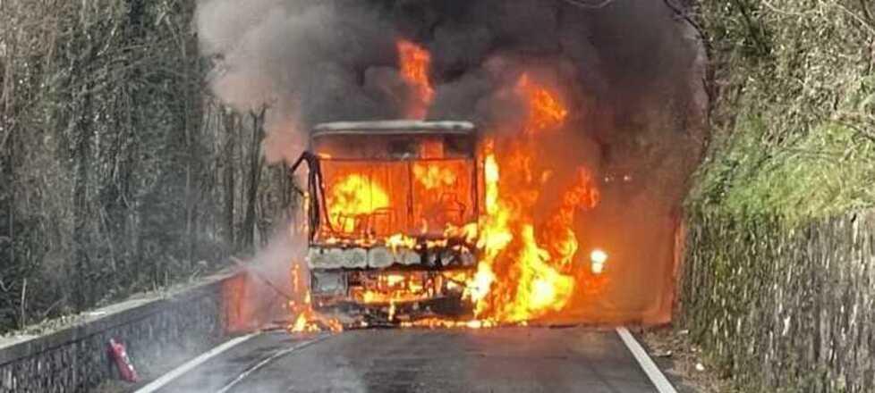 Studenti sul piede di guerra dopo i bus andati a fuoco: «Ora basta, vogliamo sicurezza»