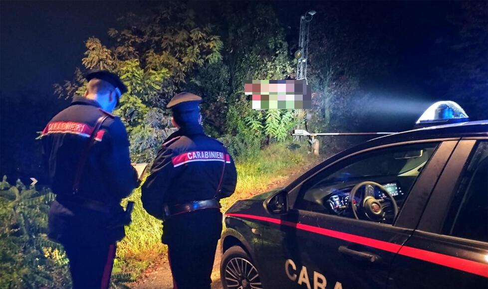 Bruciano un’auto e scappano: presi e denunciati due giovani – la ricostruzione