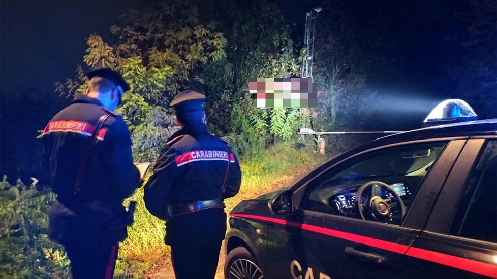 Bruciano un’auto e scappano: presi e denunciati due giovani – la ricostruzione