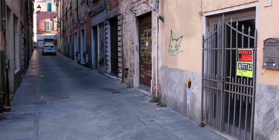 Il grido del commercio carrarino: «La situazione è tragica: così chiudiamo tutti»
