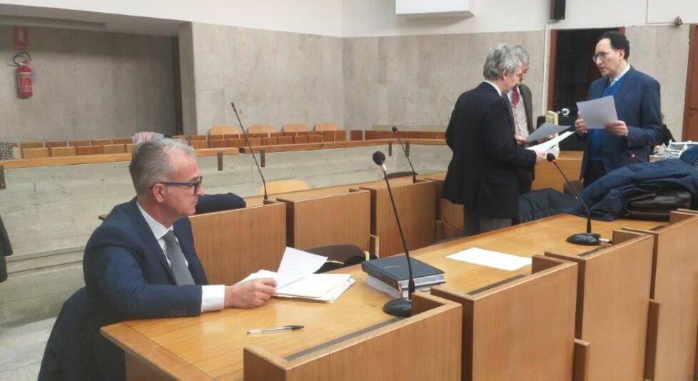 Colpito con la pala e muore cadendo all’indietro, la difesa: «Ad essere stato aggredito è l’imputato»