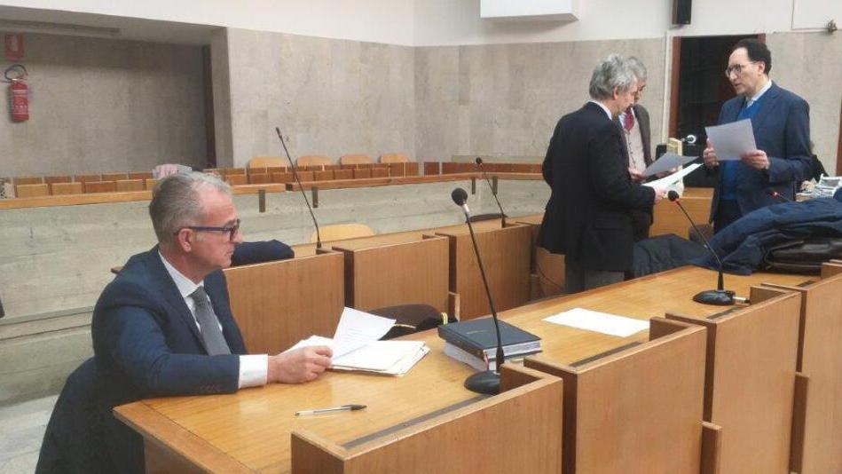 Colpito con la pala e muore cadendo all’indietro, la difesa: «Ad essere stato aggredito è l’imputato»