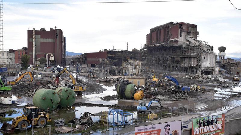 Le demolizioni nell’area industriale portano polveri intense in città: «Aria irrespirabile, ora basta»