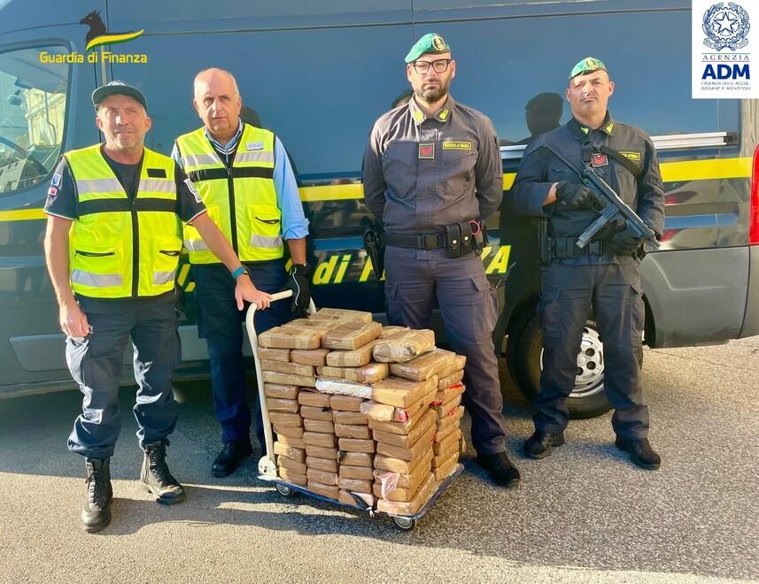 Sequestrati 180 chili di cocaina in un container nel porto di Livorno: erano in mezzo alle banane