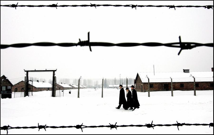 DOMANI IL GIORNO DELLA MEMORIA
DOMANI IL GIORNO DELLA MEMORIA- Un gruppo di ebrei ortodossi attraversa  un cortile dell'ex campo di sterminio di Auschwitz  in una foto scattata durante una celebrazione il 26 gennaio 2005. UTRECHT/ANSA/PAT