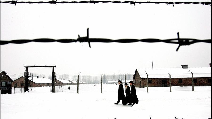DOMANI IL GIORNO DELLA MEMORIA
DOMANI IL GIORNO DELLA MEMORIA- Un gruppo di ebrei ortodossi attraversa un cortile dell'ex campo di sterminio di Auschwitz in una foto scattata durante una celebrazione il 26 gennaio 2005. UTRECHT/ANSA/PAT