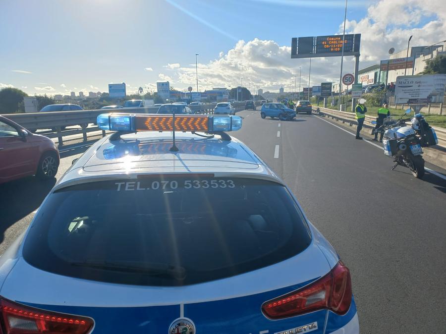 Cagliari, con l’auto contro lo spartitraffico: ferite una donna e la figlia di 11 anni