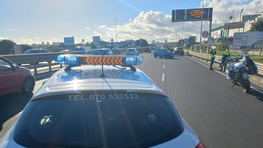 Cagliari, con l’auto contro lo spartitraffico: ferite una donna e la figlia di 11 anni
