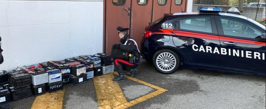 Modena. Furto in un’officina. I carabinieri identificano subito gli autori e recuperano 50 batterie rubate.